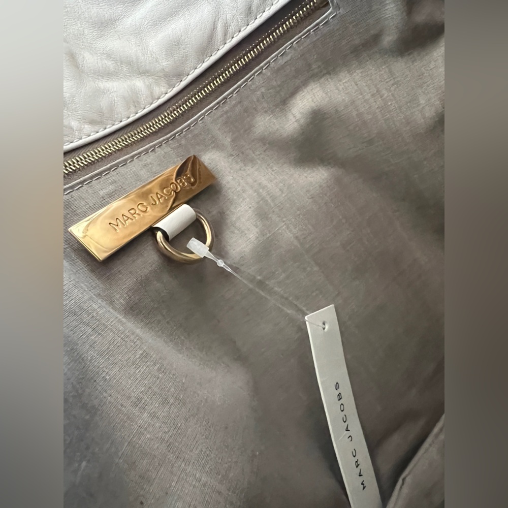 Marc Jacobs Cream Leather Shoulder Bag with Gold Hardware - Picture 7 of 9